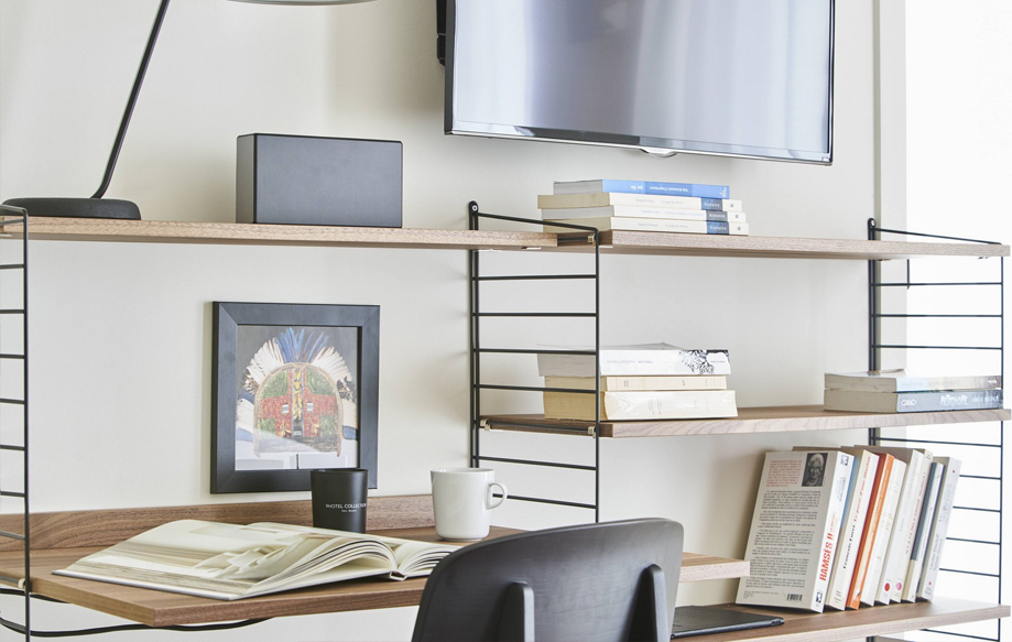 Hôtel Sablon Bruxelles // Etagères et bureau String Furniture