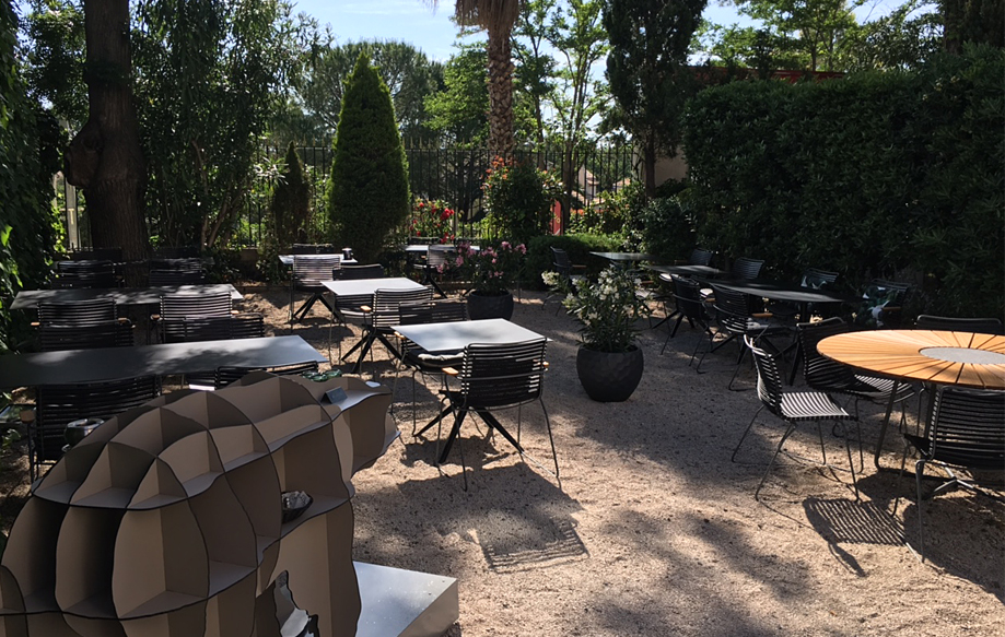 L’Hostellerie Saint Alban à Nezignan l’Evêque (Hérault) - Leslie Cury // Chaises outdoor Click et table Circle de Houe