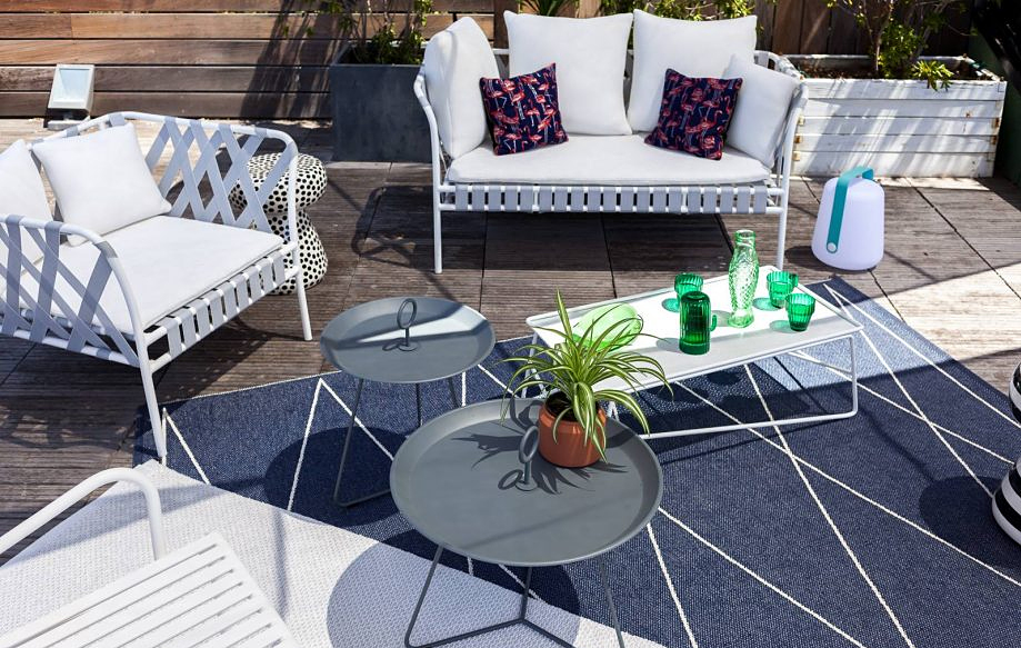 Aménagement d'une terrasse à Marseille -  Côté Jardin / Côté Terrasse, Archik, Good Designstore // Tables d'appoint Eyelet Houe, tapis Pappelina, coussins flamant rose Ferm LIVING // Crédit photo Frankc Orsoni